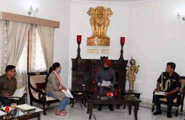 राजभवन में पूर्व सैनिकों व उनके आश्रितों की समस्याएं सुनते हुए राज्यपाल ।
