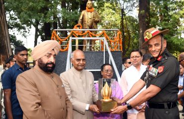 अध्यक्ष कैंट बोर्ड ब्रिगेडियर अनिर्बान दत्ता को स्मृति चिन्ह देकर सम्मानित करते हुए पूर्व राष्ट्रपति श्री रामनाथ कोविंद।