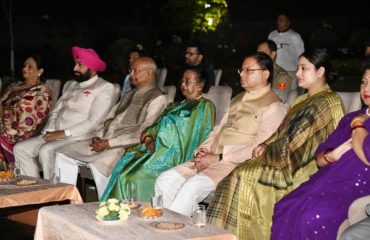 राजभवन में सांस्कृतिक संध्या का भी आयोजन अवसर पर पूर्व राष्ट्रपति श्री राम नाथ कोविंद साथ में राज्यपाल मुख्यमंत्री पुष्कर सिंह धामी।