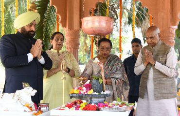 राजभवन स्थित राजप्रज्ञेश्वर महादेव मंदिर में सपरिवार पूजा-अर्चना करते हुए पूर्व राष्ट्रपति श्री रामनाथ कोंविद।