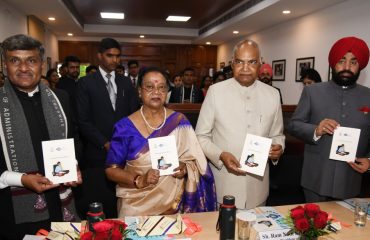 लाल बहादुर शास्त्री राष्ट्रीय प्रशासनिक अकादमी में पुस्तक का विमोचन करते हुए पूर्व राष्ट्रपति श्री राम नाथ कोविंद व राज्यपाल।