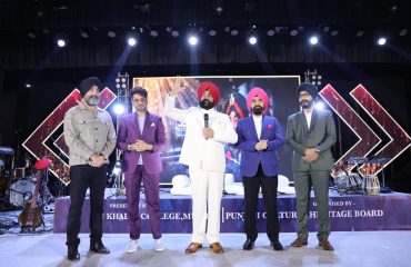 महाराष्ट्र, मुंबई में ‘‘पंजाबी कल्चरल हेरिटेज बोर्ड’’ द्वारा आयोजित ’’पंजाबी आइकॉन अवॉर्ड-2023’’ में बतौर मुख्य अतिथि प्रतिभाग करते हुए राज्यपाल।