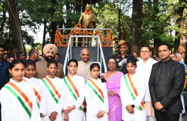भारत रत्न डॉ भीमराव अम्बेडकर की जयंती के शुभ अवसर पर पार्क में स्थित उनकी मूर्ति पर पुष्प अर्पित कर श्रद्धांजलि देते हुए पूर्व राष्ट्रपति श्री रामनाथ कोविंद साथ में राज्यपाल एवं मुख्यमंत्री।