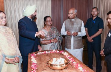 राजभवन में स्थित पंचकर्म केन्द्र का भ्रमण करते हुए पूर्व राष्ट्रपति श्री रामनाथ कोंविद।