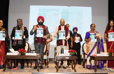 लाल बहादुर शास्त्री राष्ट्रीय प्रशासनिक अकादमी में पुस्तक का विमोचन करते हुए पूर्व राष्ट्रपति श्री राम नाथ कोविंद व राज्यपाल।