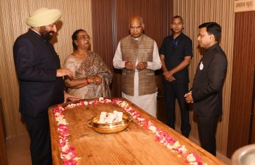राजभवन में स्थित पंचकर्म केन्द्र का भ्रमण करते हुए पूर्व राष्ट्रपति श्री रामनाथ कोंविद।
