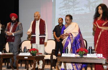 नेशनल सेंटर ऑफ लॉ एंड एडमिनिस्ट्रेशन का शुभारंभ करते हुए पूर्व राष्ट्रपति श्री राम नाथ कोविंद व राज्यपाल।