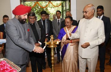 लाल बहादुर शास्त्री राष्ट्रीय प्रशासनिक अकादमी मसूरी में कार्यक्रम का दीप प्रज्वलित कर शुभारंभ करते हुए पूर्व राष्ट्रपति श्री राम नाथ कोविंद व राज्यपाल।