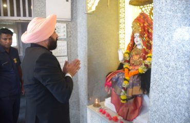 महाराष्ट्र भ्रमण के दौरान राजभवन मुंबई स्थित मंदिर में दर्शन करते हुए राज्यपाल।