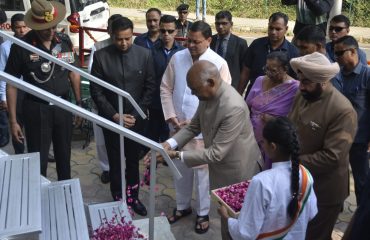 भारत रत्न डॉ भीमराव अम्बेडकर की जयंती के शुभ अवसर पर पार्क में स्थित उनकी मूर्ति पर पुष्प अर्पित कर श्रद्धांजलि देते हुए पूर्व राष्ट्रपति श्री रामनाथ कोविंद साथ में राज्यपाल एवं मुख्यमंत्री।