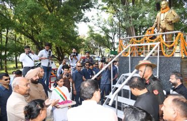 भारत रत्न डॉ भीमराव अम्बेडकर की जयंती के शुभ अवसर पर पार्क में स्थित उनकी मूर्ति पर पुष्प अर्पित कर श्रद्धांजलि देते हुए पूर्व राष्ट्रपति श्री रामनाथ कोविंद साथ में राज्यपाल एवं मुख्यमंत्री।