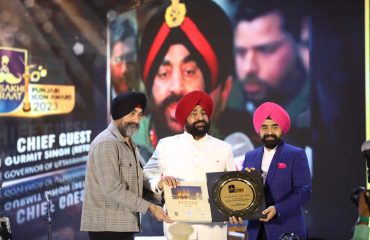 महाराष्ट्र, मुंबई में ‘‘पंजाबी कल्चरल हेरिटेज बोर्ड’’ द्वारा आयोजित ’’पंजाबी आइकॉन अवॉर्ड-2023’’ में बतौर मुख्य अतिथि प्रतिभाग करते हुए राज्यपाल।