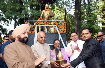 सीईओ अभिनव सिंह को स्मृति चिन्ह देकर सम्मानित करते हुए पूर्व राष्ट्रपति श्री रामनाथ कोविंद।