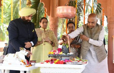 राजभवन स्थित राजप्रज्ञेश्वर महादेव मंदिर में सपरिवार पूजा-अर्चना करते हुए पूर्व राष्ट्रपति श्री रामनाथ कोंविद।
