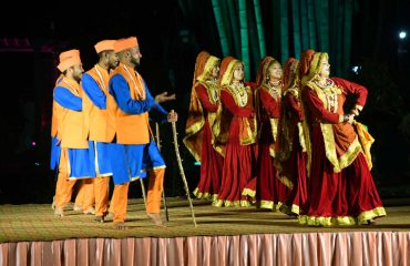 राजभवन मेें नृत्य प्रस्तुत करते हुए संस्कृति विभाग के कलाकार।