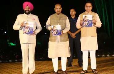 उत्तराखण्ड राजभवन द्वारा प्रकाशित पत्रिका ‘देवभूमि संवाद’ का विमोचन करते हुए पूर्व राष्ट्रपति श्री राम नाथ कोविंद साथ में राज्यपाल एवं मुख्यमंत्री पुष्कर सिंह धामी।