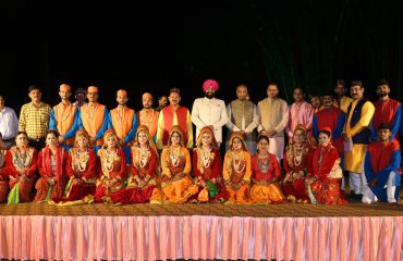 संस्कृति विभाग के कलाकारों के साथ पूर्व राष्ट्रपति श्री राम नाथ कोविंद साथ में राज्यपाल एवं मुख्यमंत्री पुष्कर सिंह धामी।