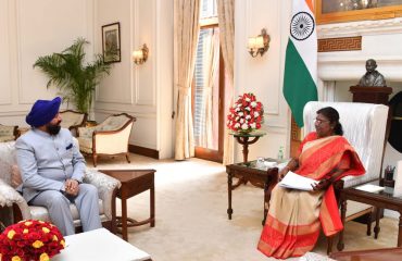 माननीय राष्ट्रपति श्रीमती द्रौपदी मुर्मु से शिष्टाचार भेंट करते हुए राज्यपाल।