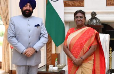 माननीय राष्ट्रपति श्रीमती द्रौपदी मुर्मु से शिष्टाचार भेंट करते हुए राज्यपाल।