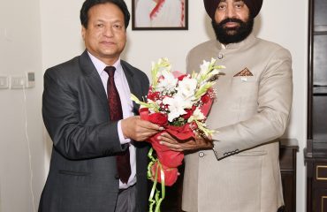 राज्यपाल से मुलाकात करते हुए गोविंद बल्लभ पंत कृषि एवं प्रौद्योगिक विश्वविद्यालय, पंतनगर के कुलपति प्रो0 मनमोहन चौहान और विभागाध्यक्ष कंप्यूटर साइंस डॉ0 एस डी सामंतराय।