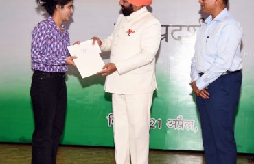 मेधावी छात्रा को छात्रवृत्ति प्रदान करते हुए राज्यपाल लेफ्टिनेंट जनरल गुरमीत सिंह (से नि)।