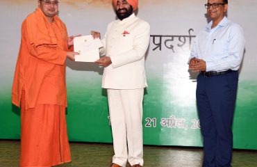 उत्कृष्ट कार्य करने वाले शोधार्थियों को गवर्नर्स रिसर्च अवॉर्ड से सम्मानित करते हुए राज्यपाल।