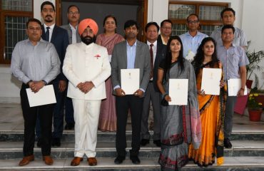 मेधावी छात्र-छात्राओं एवं शोधार्थियों के साथ राज्यपाल लेफ्टिनेंट जनरल गुरमीत सिंह (से नि)।