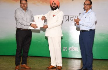 उत्कृष्ट कार्य करने वाले शोधार्थियों को गवर्नर्स रिसर्च अवॉर्ड से सम्मानित करते हुए राज्यपाल।