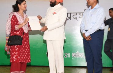 उत्कृष्ट कार्य करने वाले शोधार्थियों को गवर्नर्स रिसर्च अवॉर्ड से सम्मानित करते हुए राज्यपाल।
