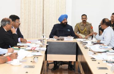 राजभवन में उत्तराखण्ड सैनिक पुनर्वास संस्था की बैठक लेते हुए राज्यपाल।