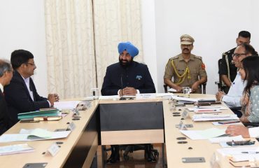 राजभवन में उत्तराखण्ड सैनिक पुनर्वास संस्था की बैठक लेते हुए राज्यपाल।