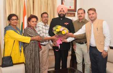 राजभवन में होने वाले कार्यक्रम के सम्बन्ध में सूचना एवं प्रसारण मंत्रालय के अधिकारियों के साथ चर्चा करते हुए राज्यपाल