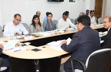 राजभवन में उत्तराखण्ड सैनिक पुनर्वास संस्था की बैठक लेते हुए राज्यपाल।