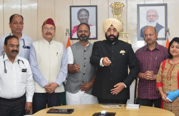 स्वामी विवेकानंद हैल्थ मिशन सोसाइटी के ‘चारधाम साथी’ मोबाइल एप्लीकेशन को लाँच करते हुए राज्यपाल।
