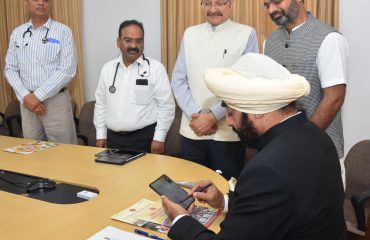स्वामी विवेकानंद हैल्थ मिशन सोसाइटी के ‘चारधाम साथी’ मोबाइल एप्लीकेशन को लाँच करते हुए राज्यपाल।