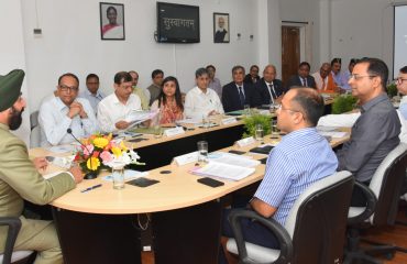 राजभवन में समस्त राज्य विश्वविद्यालयों के कुलपतियों के साथ समीक्षा बैठक करते हुए राज्यपाल।