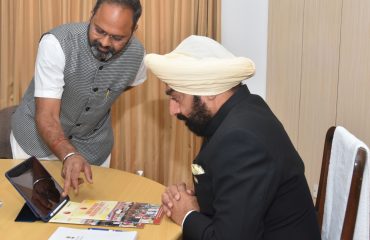 स्वामी विवेकानंद हैल्थ मिशन सोसाइटी के ‘चारधाम साथी’ मोबाइल एप्लीकेशन को लाँच करते हुए राज्यपाल।