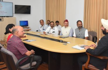 स्वामी विवेकानंद हैल्थ मिशन सोसाइटी के ‘चारधाम साथी’ मोबाइल एप्लीकेशन को लाँच करते हुए राज्यपाल।