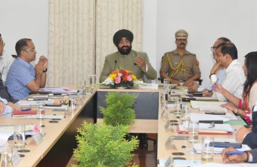 राजभवन में समस्त राज्य विश्वविद्यालयों के कुलपतियों के साथ समीक्षा बैठक करते हुए राज्यपाल।