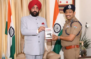 राज्यपाल से शिष्टाचार भेंट करते हुए डीजीपी अशोक कुमार।