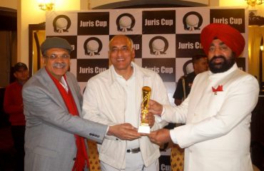 प्रतियोगिता के विजेताओं को सम्मानित करते हुए राज्यपाल लेफ्टिनेंट जनरल गुरमीत सिंह (से नि)।