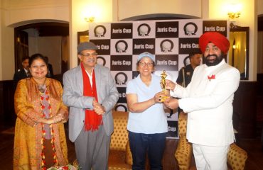 प्रतियोगिता के विजेताओं को सम्मानित करते हुए राज्यपाल लेफ्टिनेंट जनरल गुरमीत सिंह (से नि)।