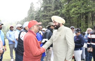 प्रतियोगिता में प्रतिभागियों से मिलते हुए राज्यपाल लेफ्टिनेंट जनरल गुरमीत सिंह (से नि)।