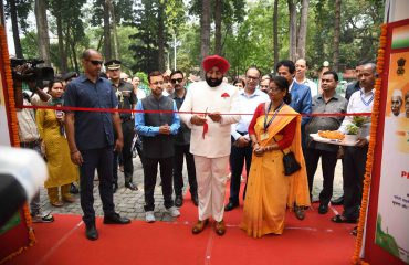 राजभवन प्रांगण में मन की बात और आजादी के अमृत महोत्सव जैसे विषयों पर प्रदर्शनी का शुभारंभ करते हुए राज्यपाल।