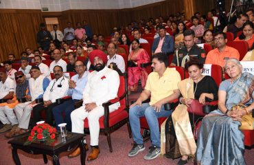 कार्यक्रम को देखते हुए राज्यपाल लेफ्टिनेंट जनरल गुरमीत सिंह (से नि)।