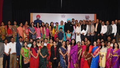 Governor Lt. Gen. Gurmit Singh (Retd) and First Lady Mrs. Gurmeet Kaur with members of the Maharashtra and Gujarat Committee.