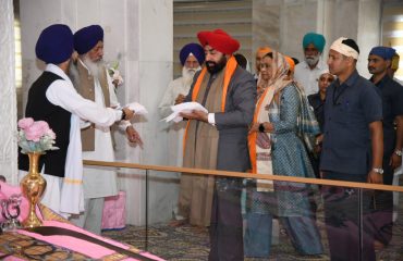 पांवटा साहिब स्थित गुरुद्वारे में सपरिवार मत्था टेक कर देश एवं प्रदेश वासियों के सुख-समृद्धि की कामना करते हुए राज्यपाल