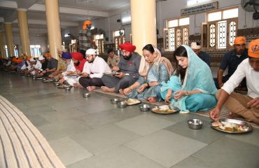पांवटा साहिब स्थित गुरुद्वारे में लंगर छकते हुए राज्यपाल लेफ्टिनेंट जनरल गुरमीत सिंह (से नि)।