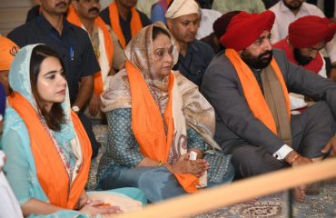 Governor praying for the happiness and prosperity of the people of the country and the state by paying obeisance at the Gurudwara located in Paonta Sahib.