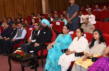 राजभवन में आयोजित सांस्कृतिक कार्यक्रम को देखते हुए राज्यपाल लेफ्टिनेंट जनरल गुरमीत सिंह (से नि) एवं प्रथम महिला श्रीमती गुरमीत कौर।